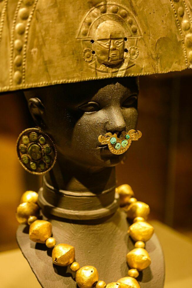 donna ricoperta d'oro, simbolismo legato all'era maya come processo di individuazione verso il proprio sé