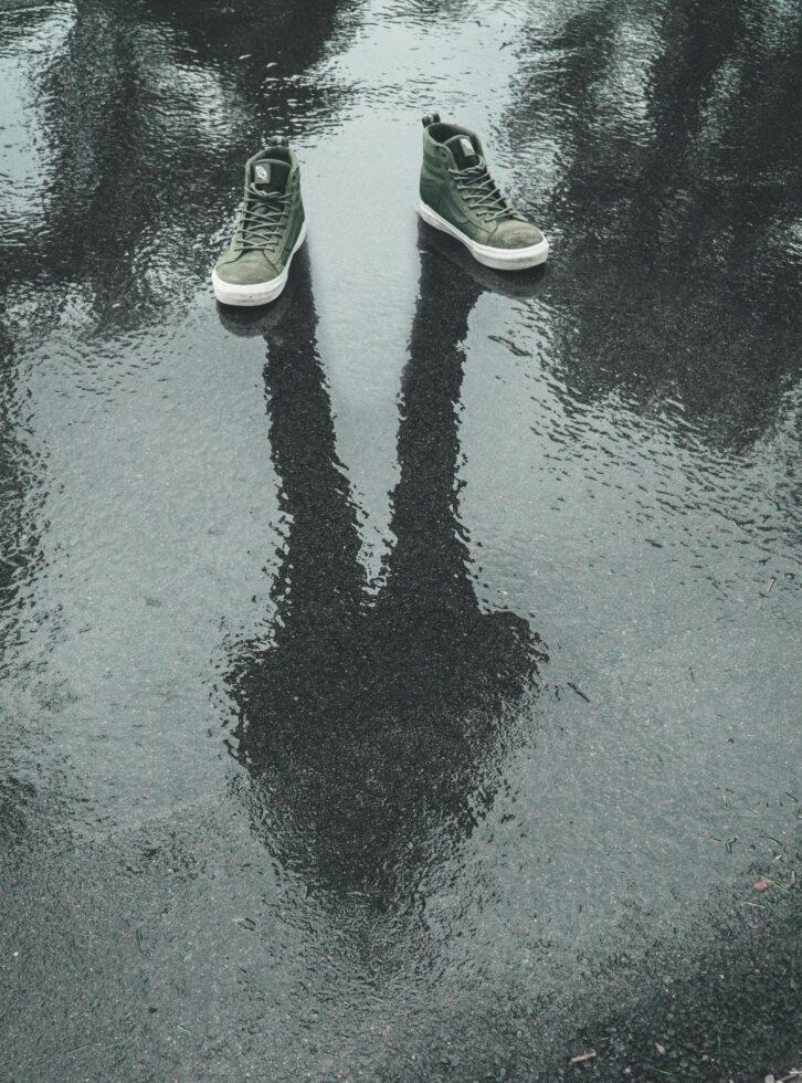 immagine raffigurante un ombra con le scarpe durante una giornata di pioggia